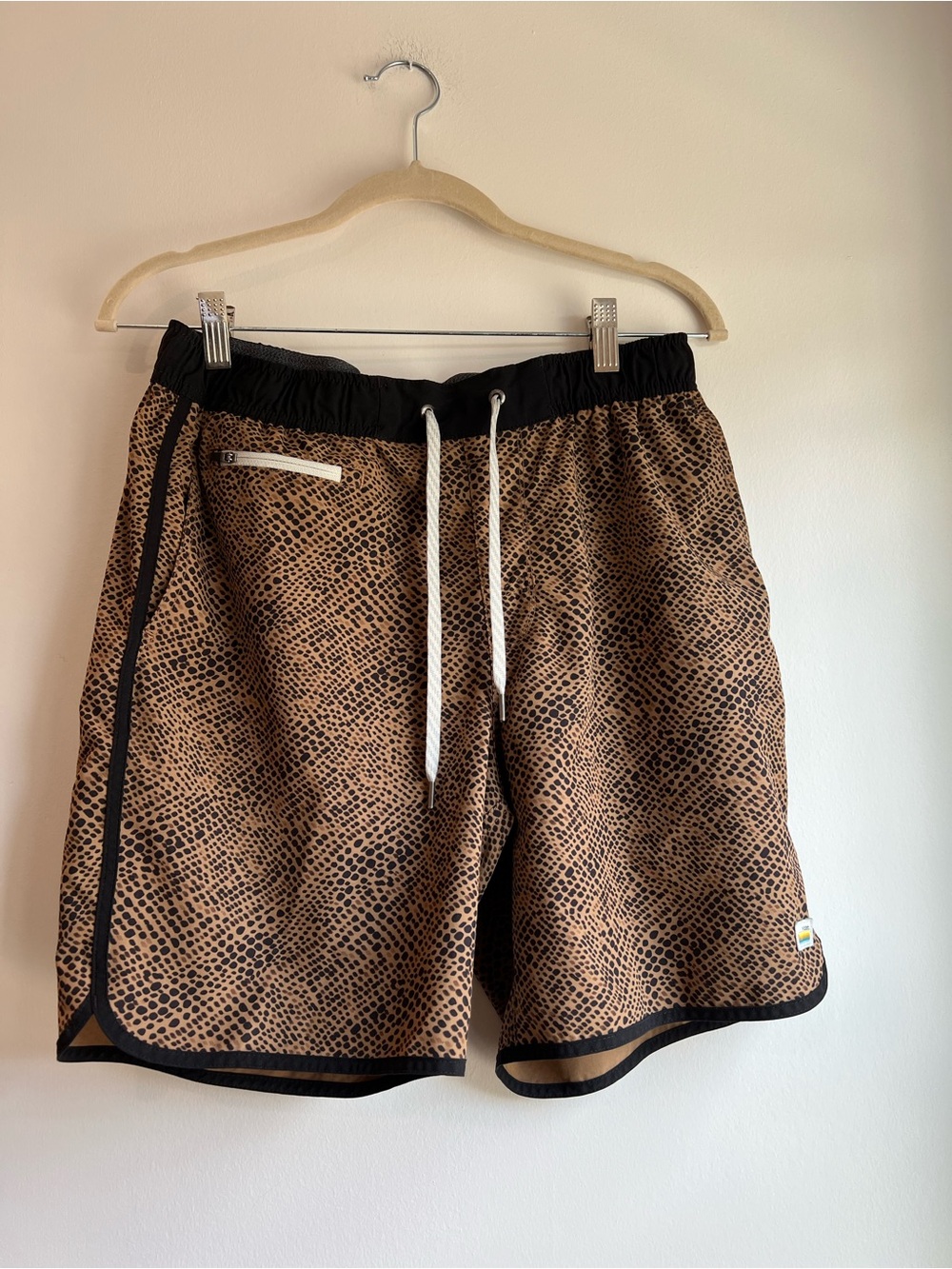 Vuori Men's Banks 7" Performance Shorts – Camel Lumen